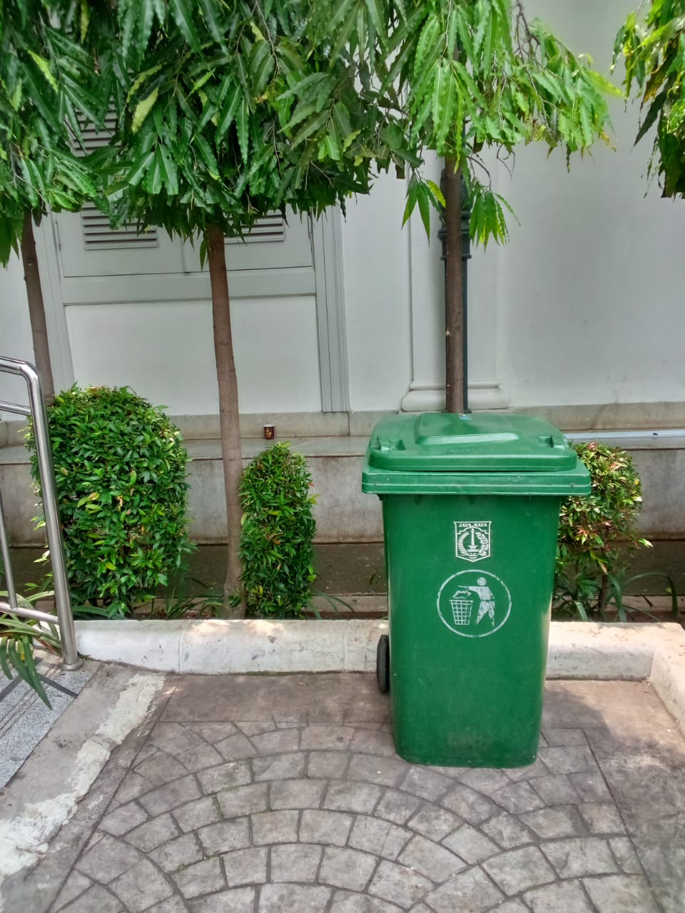 Tong sampah di Balaikota DKI Jakarta